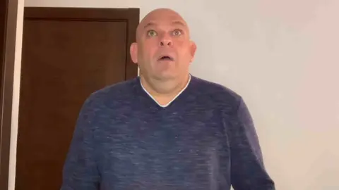 El Comandante Lara la l&iacute;a con el chiste del premio de la DGT