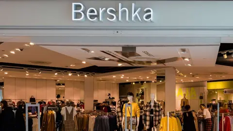 El chaleco que combate el fr&iacute;o y m&aacute;s elegante de Bershka ya est&aacute; en rebajas