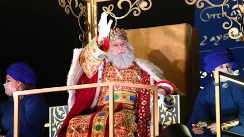 Un Rey Mago de Guadix cae de la carroza y se rompe una mu&ntilde;eca