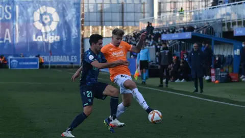 Rub&eacute;n Sobrino actu&oacute; como carrilero durante gran parte del encuentro en el CF Fuenlabrada - C&aacute;diz CF