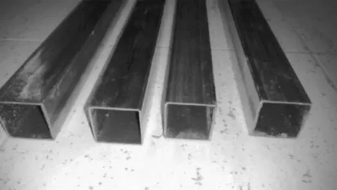 El portero de una discoteca de Granada agrede con una barra de hierro a un cliente