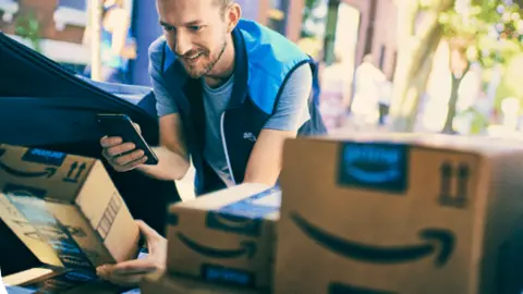 Amazon lanza su propio robot aspirador con las funciones de Conga o Roomba: m&aacute;s barato