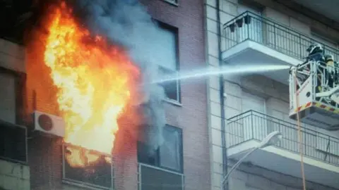 En llamas una casa en el barrio de la Macarena en Sevilla