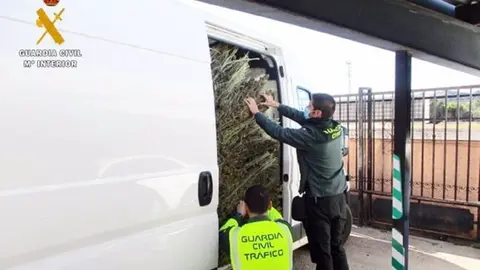 Pillado con 500 kilos de marihuana en una furgoneta cuando circulaba en zigzag por la A-7