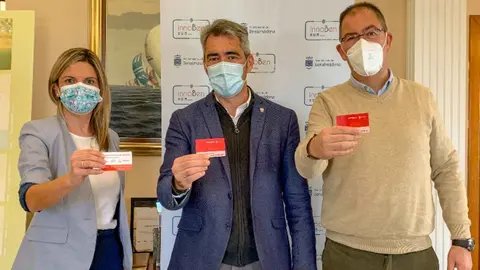 Acto de presentaci&oacute;n de la tarjeta de transporte urbano gratuito en el Ayuntamiento de Benalm&aacute;dena