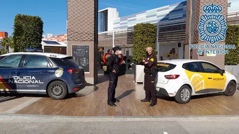 Agentes de seguridad y Polic&iacute;a Nacional en Luz Shopping