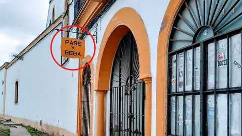 Roban en Jerez el emblem&aacute;tico cartel de la puerta de la Sala La Comedia 'Pare y Beba'