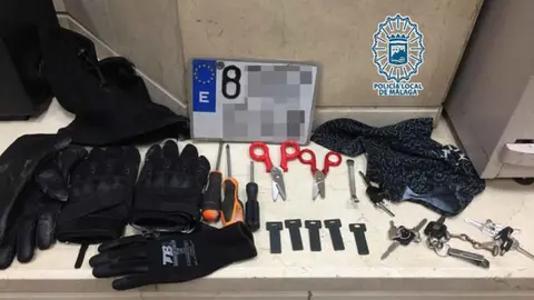 Circula por M&aacute;laga con una moto robada, la matr&iacute;cula falseada y numerosos &uacute;tiles para hurtos
