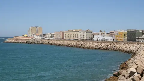 Muere una persona en C&aacute;diz tras caerse por el Paseo del Vendaval