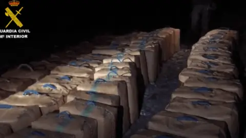 Incautan en Almer&iacute;a 3.300 kilos de hach&iacute;s en un alijo en la playa de Los Escullos