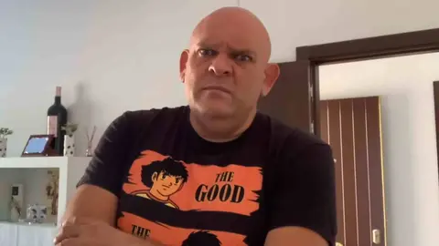 El Comandante Lara la l&iacute;a con el chiste del hombre de la mala suerte