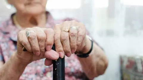 Una mujer estafa en C&oacute;rdoba a la anciana con la que trabajaba como empleada de hogar