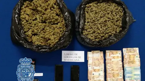 A golpes con la Polic&iacute;a Nacional en Jerez tras descubrirles 5.200 kilos de cogollos de marihuana y 26.000 euros en efectivo