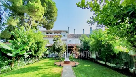 La casa unifamiliar en venta m&aacute;s imponente con jard&iacute;n gigante de Jerez es una locura