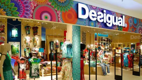 Desigual arrasa en rebajas con 4 cazadoras con las que no pasar desapercibida: 50% de ahorro