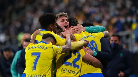 Los jugadores del C&aacute;diz CF se funden en un abrazo
