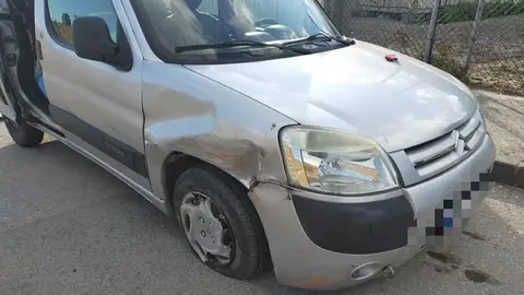 Conduce sin carn&eacute; drogado y choca contra un coche y un quiosco en Algeciras