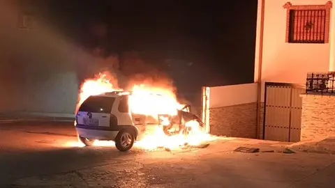 Un hombre queda atrapado en llamas en su coche tras un accidente en Moraleda de Zafayona