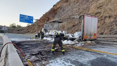 Arde un cami&oacute;n a la altura del Rinc&oacute;n de la Victoria con 24 toneladas de nitrato pot&aacute;sico
