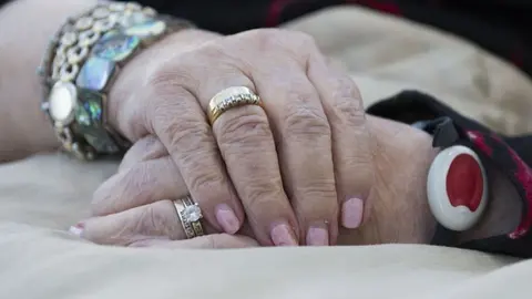 Una trabajadora de una residencia de mayores de Linares roba a una anciana