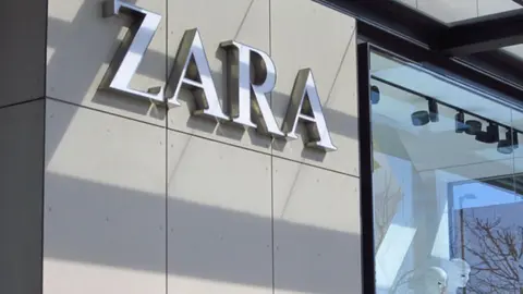El abrigo del que est&aacute; enamorada Ester Exp&oacute;sito est&aacute; en Zara: elegante y rebajado al 45%
