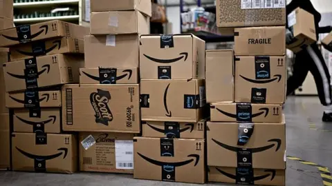 Amazon sorprende a todos con un igl&uacute; transparente y gigante: vivir en el jard&iacute;n es posible