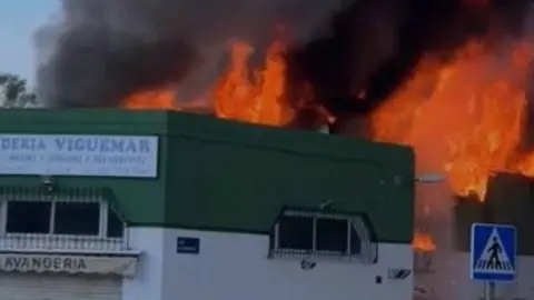 Un aparatoso incendio en una vivienda de El Palo deja un herido con quemaduras