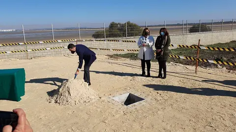 Juanma Moreno coloca la primera piedra de la nueva estaci&oacute;n depuradora EDAR de Puerto Real | Jes&uacute;s Catal&aacute;n