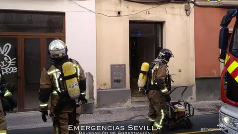 En llamas una casa en pleno centro de Sevilla