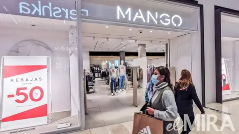 Este es el arriesgado vestido animal print que triunfa en Mango para lucir en invierno y primavera