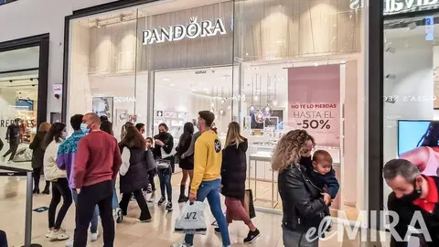 El collar de oro rosa con llave Real m&aacute;s elegante existe y lo tiene Pandora