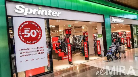 Las zapatillas cl&aacute;sicas que nunca fallan son las Converse blancas: Sprinter apuesta por la moda casual