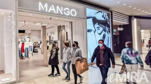 Mango revienta a Zara y Stradivarius con 9 monos en rebajas que dejan la boca abierta y no pasas desapercibida