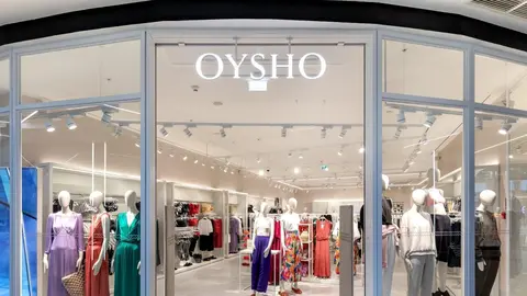 Oysho rompe con enero colocando en rebajas estos 8 elegantes ba&ntilde;adores: moda de ba&ntilde;o a 16 euros