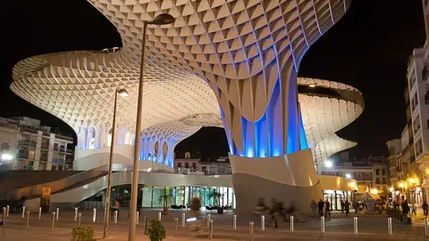 Un turista ebrio cae al vac&iacute;o desde Las Setas en Sevilla