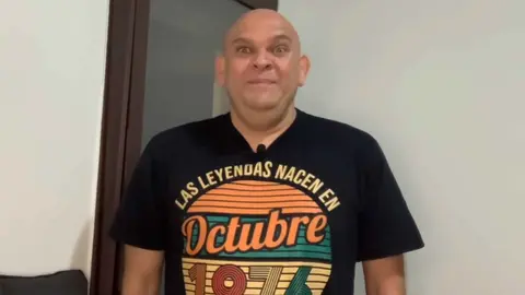 El Comandante Lara revienta YouTube con el chiste del cura y Atanasio