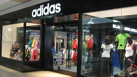 Estas 5 chaquetas para mujer arrasan en Adidas y quedan top para vestir a la moda casual