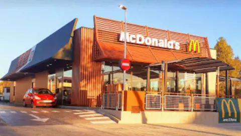 Una trabajadora de McDonald's en Jerez denuncia que solo le han concedido 7 d&iacute;as de vacaciones en a&ntilde;o y medio