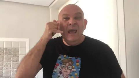 El Comandante Lara la l&iacute;a en YouTube con una ronda de chistes cortos de Ramiro