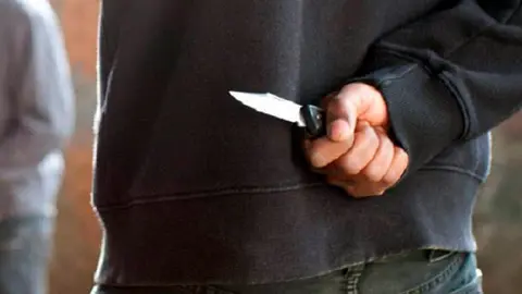 Le pegan 7 pu&ntilde;aladas a un joven de Villanueva del R&iacute;o y Minas