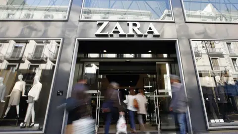 Zara se supera con una chaqueta blazer con mangas que no son mangas: moda primavera