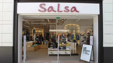 El vestido camisero de Salsa es nuevo, asequible y compagina perfecto con botines texanos