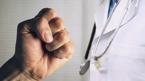 Un paciente de Urgencias ataca a tres trabajadores del hospital de Valme