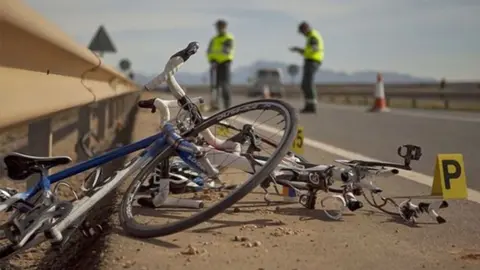 Muere un ciclista al ser arrollado por un cami&oacute;n en Bollullos de la Mitaci&oacute;n