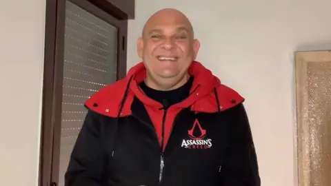 El Comandante Lara vuelve a la carga con el chiste del melenudo y el peluquero