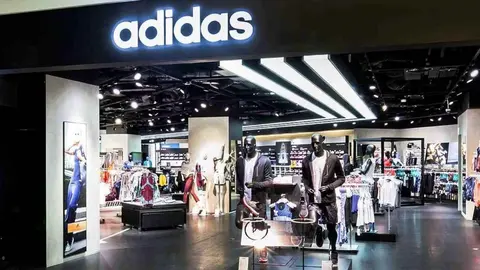Una chaqueta con capucha de Adidas en rebajas es lo recomendado para febrero: mantiene la piel seca