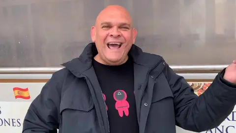 El Comandante Lara la l&iacute;a en YouTube con su particular forma de ense&ntilde;ar idiomas