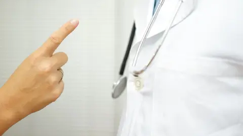 Condenada en M&aacute;laga por agredir a dos sanitarias tras decirle que la iban a trasladar al hospital