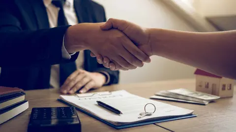 Corredor de seguros | Archivo