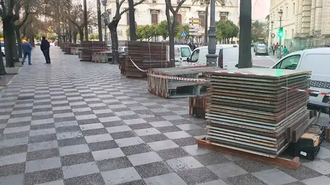 Montaje de los palcos en la Alameda Cristina | Jes&uacute;s Catal&aacute;n para elMIRA.es